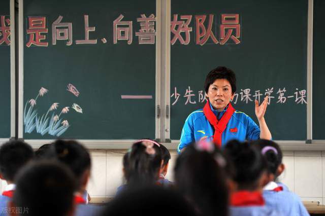 海报下半部分体现了影片中孤独的小男孩路易斯抬头仰望，伸出双手迎接外星人的到来